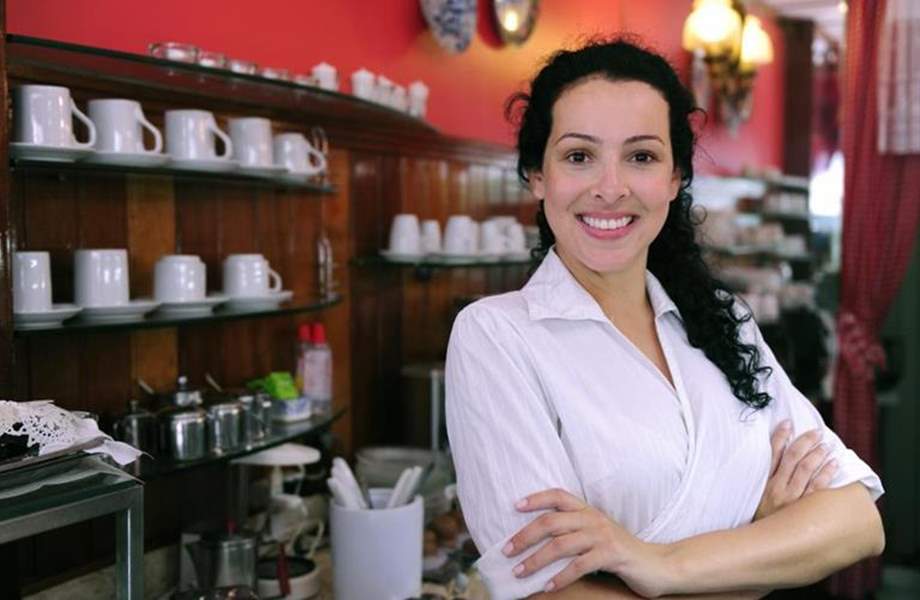 Osoba stoji ispred recepcije restorana